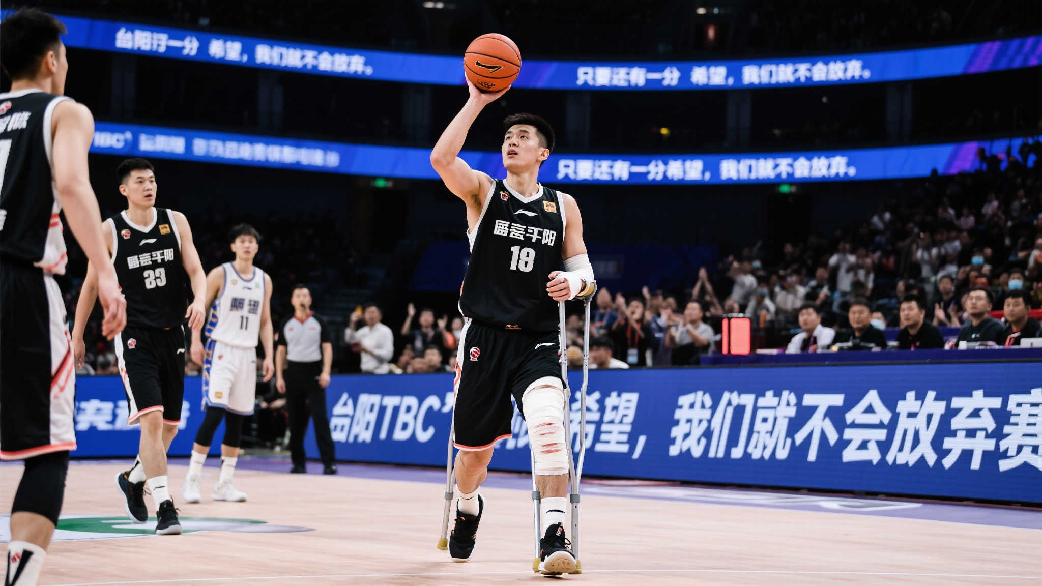 仅让球迷大 仅让球迷大